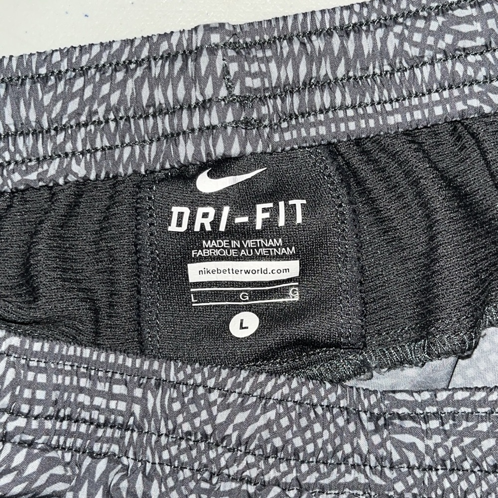 Nike Dri-Fit Size L Gray Performance Running Shorts - Picture 3 of 3